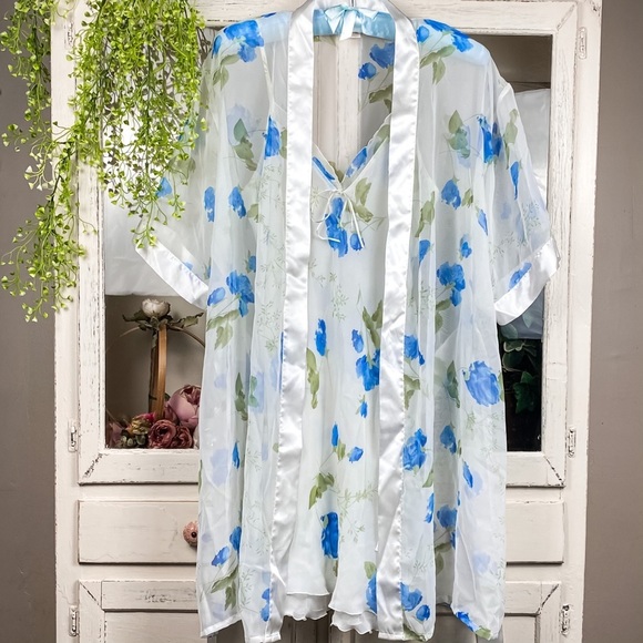 Vandré Other - Vandré Vintage Floral Chemise and Robe Set